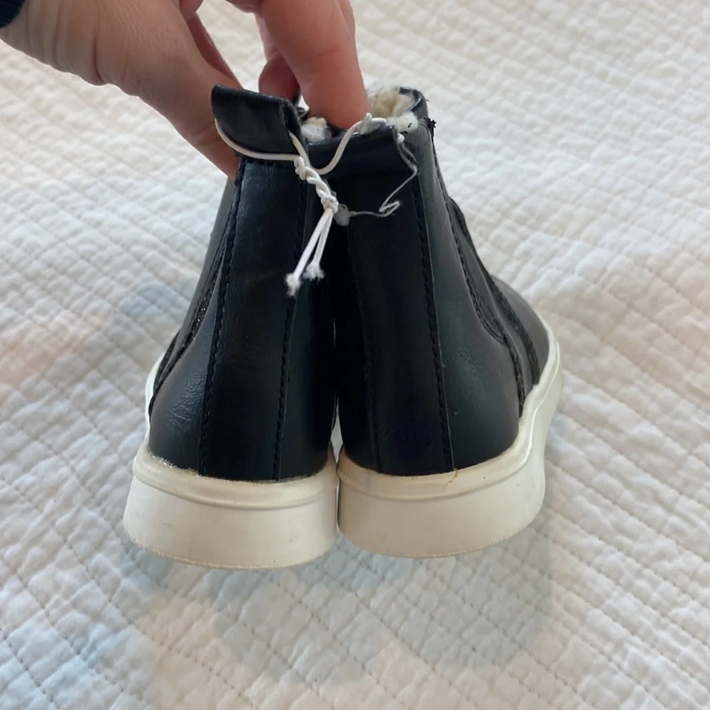 Brand new H&M black fur boots girls size 7.5. Small scratch on right foot